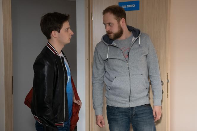 Na Wspólnej odc. 2906. Paweł (Grzegorz Kwiecień), Tomek (Krzysztof Chodorowski)