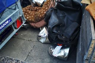 Pozbył się śmieci pod siedzibą firmy. Zdradził go monitoring i naklejki