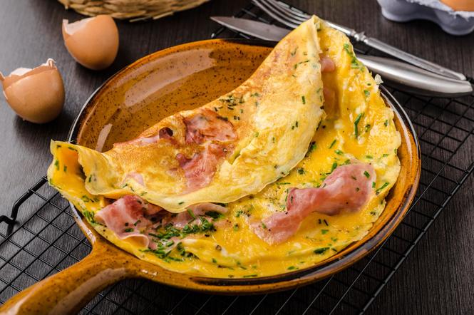 Omlet z szynką i szczypiorem