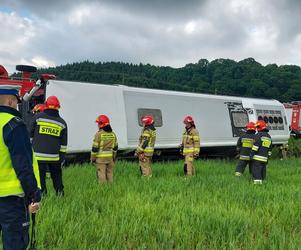 Autobus z dziećmi wyleciał z trasy. Liczba rannych w wywpadku Roztoce wzrosła