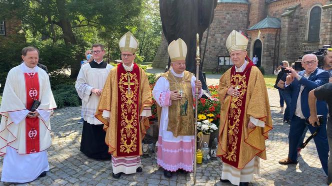 Płock. Kardynał Dziwisz odsłonił "Okno papieskie"! Ponad tysiąc marmurów i granitów!