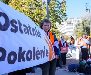 Ostatnie Pokolenie rozbiło namioty przed Sejmem. Domagają się prac nad ustawą o transporcie publicznym