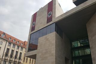 Te flagi na Teatrze Capitol wzbudzają sporo kontrowersji. Nawiązanie do symboliki nazistowskiej to nie przypadek [AUDIO]