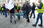 Górnicy protestowali w Warszawie pod siedzibą PGE. Wystawiono świńskie łby