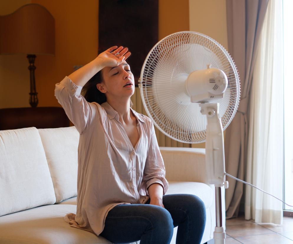 Młoda kobieta cierpiąca z powodu upału. 