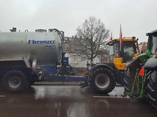 Setki traktorów na ulicach Leszna. Trwa ogólnopolski protest rolników