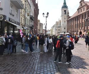 Tłumy na toruńskiej starówce. Wycieczki szkolne ruszyły do grodu Kopernika