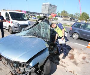 Wypadek w Alejach Jerozolimskich. Samochód uderzył w autobus. Kierowca osobówki nie żyje