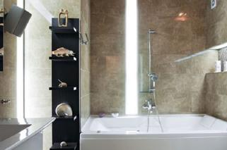 Łazienka marzeń z lampami Azzardo. Jak odpowiednio oświetlić jej wnętrze?