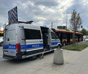  4-latka ciągnięta przez autobus miejski. 