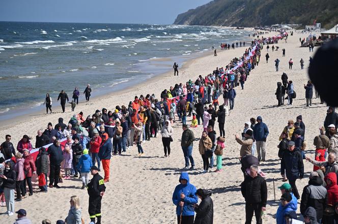 Najdłuższa flaga narodowa w Polsce mierzy ponad 2 km 700 metrów. To nowy rekord Polski!