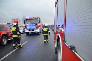 Owadów: Dachowanie na DK 12. Nie żyje  22-letni kierowca volvo. Na trasie są UTRUDNIENIA