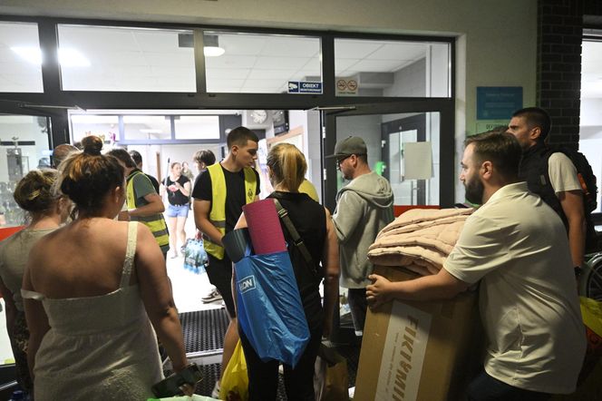 Pożar w Ząbkach. Wielkie poruszenie! Ludzie z całego miasta ruszyli z pomocą 