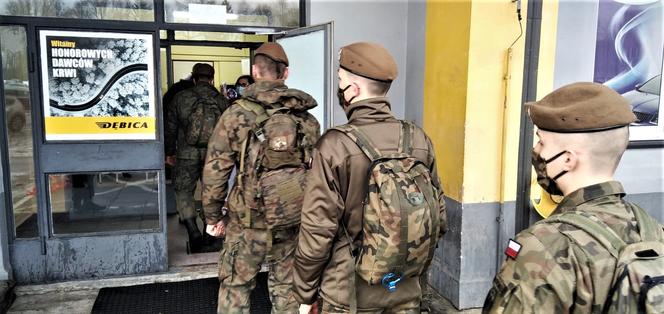 Podkarpaccy terytorialsi oddali krew. Żołnierze przelali 13,5 litra krwi [ZDJĘCIA]