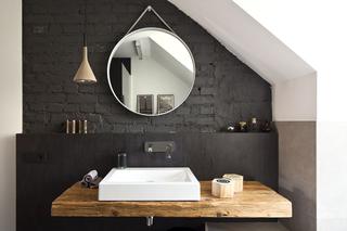 Czarna cegła na ścianie w łazience na poddaszu