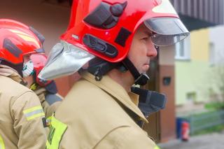 Pożar w wieżowcu na terenie Torunia. 7 zastępów straży w akcji