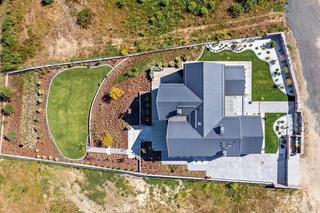 Dom z różnymi elewacjami i wysokimi wnętrzami