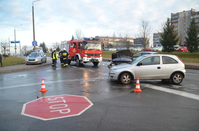 Wypadek na skrzyżowaniu Staszica i Okrzei. Dwie osoby w szpitalu