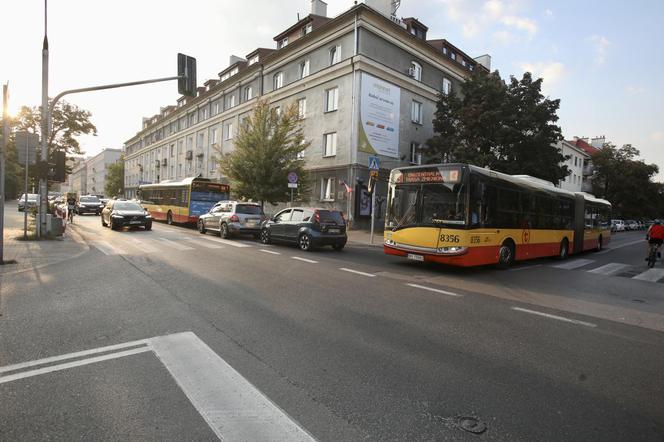 Pasażerowie komunikacji w Warszawie wściekli jak nigdy. 100 minut w korku. Wszystko stoi