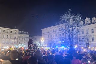 Światełko do Nieba 2024 w Krakowie zrobiło prawdziwą furorę. Rynek Główny pękał w szwach!