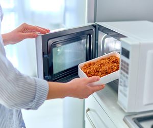 Prawda o mikrofalówkach w końcu wychodzi na jaw. Najnowsze badania przeczą temu, w co wierzy wielu Polaków