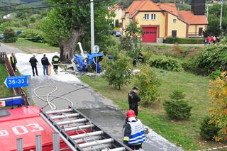 W Burkatowie (woj. dolnośląskie) rozbił się śmigłowiec. Dwie osoby są ranne.