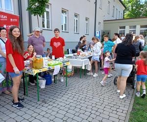 Nowa ławka Gaudiego została uroczyście odsłonięta podczas Pikniku Rodzinnego 2024 w siedleckiej Jedynce