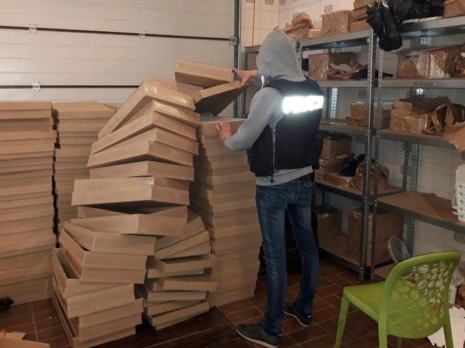Tak policja WYWAŻA drzwi przestępców! Duża akcja w dwóch województwach
