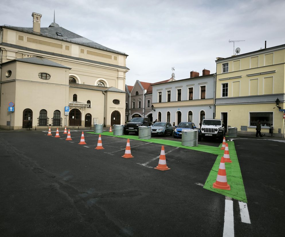 Plac Powstańców w Lesznie zmienia się na oczach mieszkańców. Ruszył projekt tymczasowej aranżacji