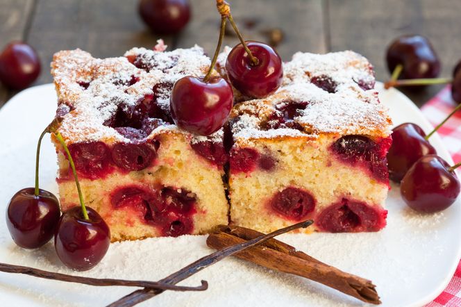 Najprostsze ciasto z czereśniami. Miękkie, puszyste i gotowe bez kombinowania