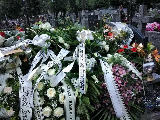 Tragedia w Salisbury. Zamordowane kobiety pochowane w Tarnowie. Grobu nie widać spod kwiatów