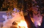 Potworny wypadek w Płocku. Wypadli z drogi, uderzyli w drzewo. Dwoje ludzi spłonęło w samochodzie	