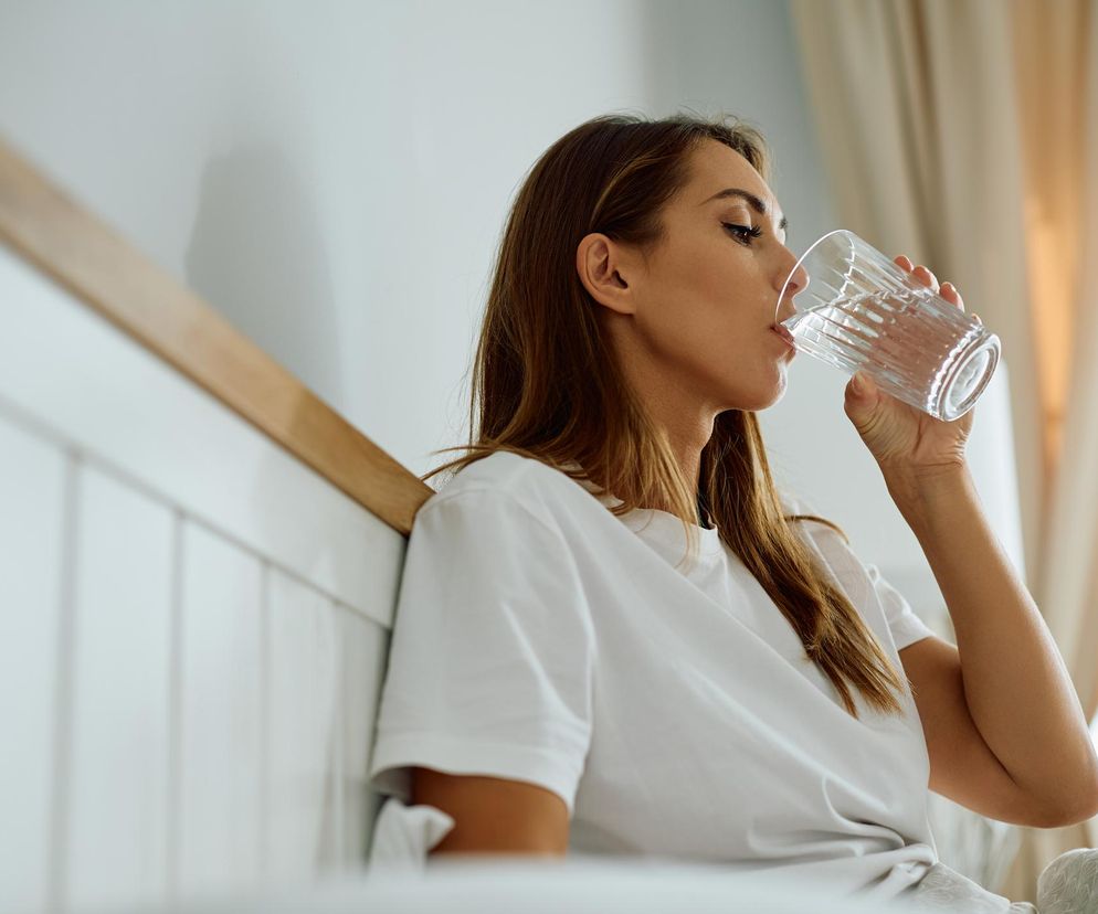 Piłam ponad 3 l wody każdego dnia. Zaskoczyło mnie, co się stało z moją skórą
