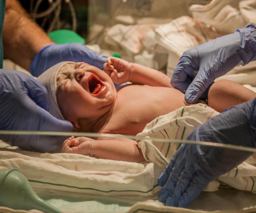 Noworodek upadł na podłogę? Szpital zabiera głos. Jesteśmy oburzeni