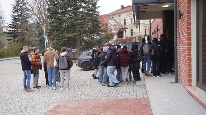 Tłumy na otwarciu kebaba Piri-Piri w Olsztynie. Nie można było się ruszyć, ludzie pchali się jak szaleni [ZDJĘCIA]