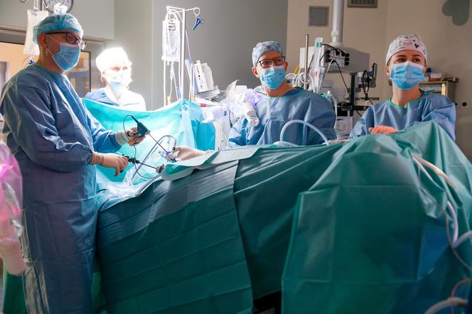 Osoby z rakiem prostaty jeszcze w tym roku mogą przejść bezpłatne małoinwazyjne robotyczne zabiegi prostatektomii
