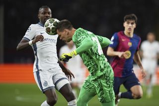 Krytyka Wojciecha Szczęsnego po meczu Barcelona – Inter. Media zaatakowały polskiego bramkarza