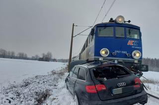 Zderzenie pociągu z samochodem w Charnowie. W wypadku ucierpiała jedna osoba