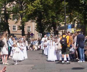 Boże Ciało 2025. Tysiące osób uczestniczyło w olsztyńskich procesjach