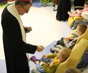 Kolęda w Uniwersyteckim Szpitalu Dziecięcym w Krakowie