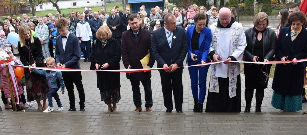 Zespół Szkolno-Przedszkolny w Hołubli oficjalnie wzbogacił się o nową i bardzo nowoczesną część budynku w środę 30 października 2024 roku.