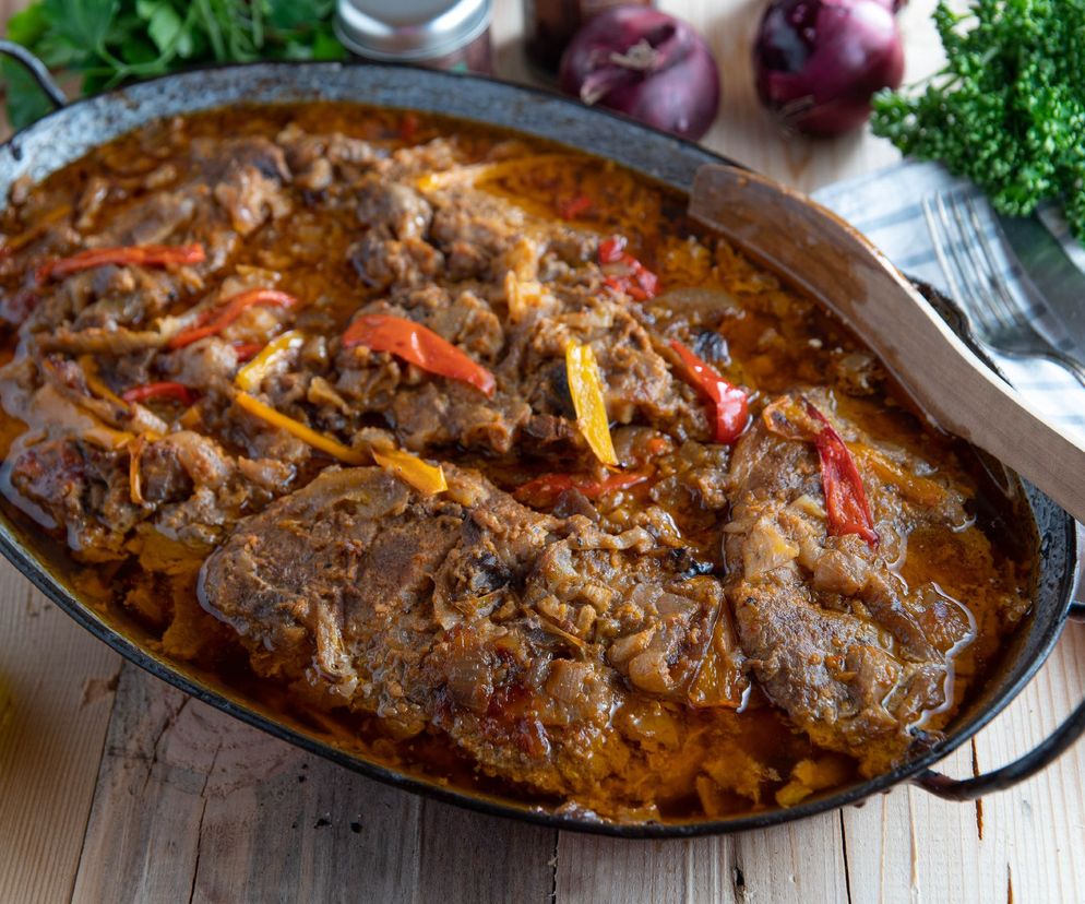 Biitki z karkówki w sosie własnym - prosty przepis na klasyczne danie