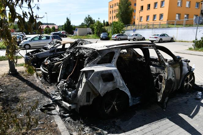  Pożar na parkingu w Gdańsku. Doszczętnie spłonęły trzy auta