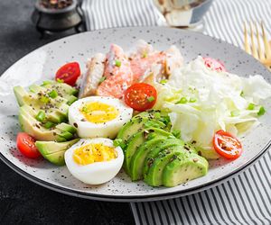 Śniadania bez węglowodanów? To prostsze, niż myślisz! Co zjeść, by dobrze zacząć dzień na diecie low carb?