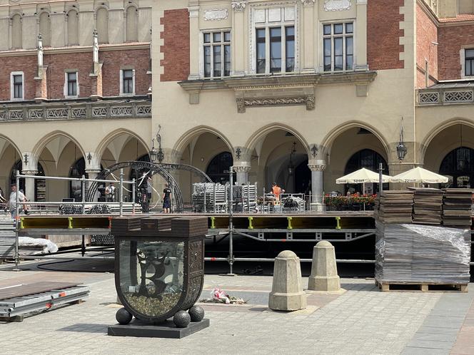 Kontrowersyjna budowa na Rynku Głównym w Krakowie. Mieszkańcy podzieleni