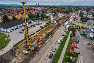 Gigantyczna palownica unieruchomi ruch na popularnej krajówce na południu Polski
