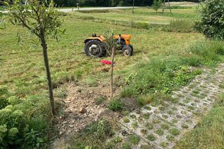 Zakliczyn: Pijany traktorzysta dachował i uciekł z miejsca zdarzenia