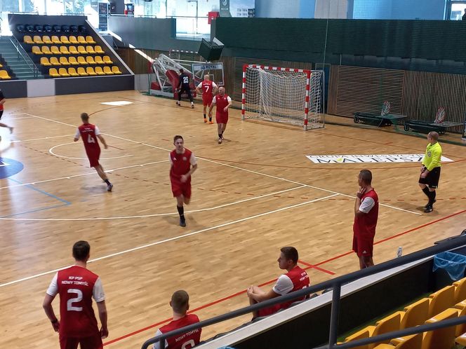 Na co dzień ratują, a dziś grają. Strażacka rywalizacja na parkiecie w Lesznie