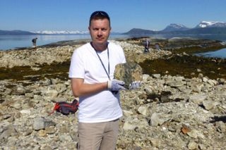 Mineral Expo w Pałacu Kultury ze szkieletem ichtiozaura