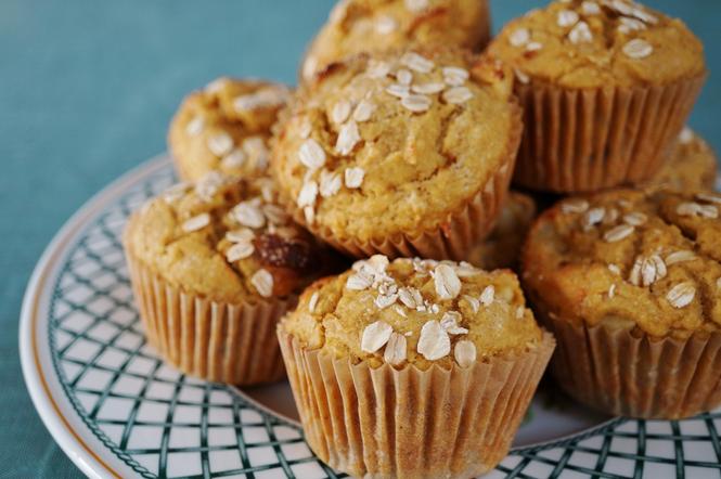 Zdrowe i proste muffiny jogurtowe z jabłkami i płatkami owsianymi